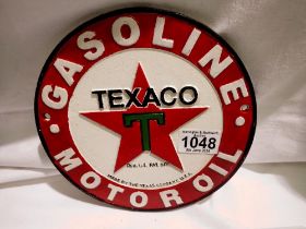 Cast iron circular Texaco wall plaque, D: 20 cm. UK P&P Group 1 (£16+VAT for the first lot and £2+