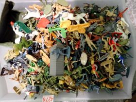 Tray of mixed plastic soldiers etc, including Deetail. UK P&P Group 3 (£30+VAT for the first lot and