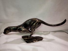 Cast iron running cheetah figure, L: 30 cm. UK P&P Group 1 (£16+VAT for the first lot and £2+VAT for