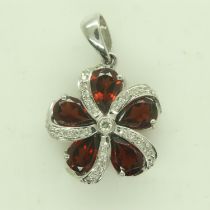 18ct white gold garnet and diamond set pendant, 3.1g. UK P&P Group 0 (£6+VAT for the first lot