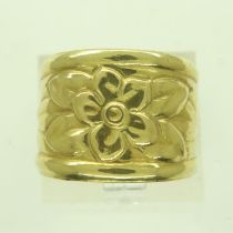 An 18ct gold open ring, floral decorated in relief, size adjustable, 3.5g. UK P&P Group 0 (£6+VAT