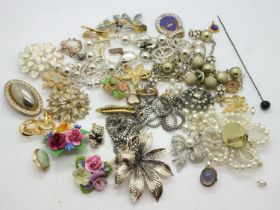 A quantity of mixed costume jewellery. UK P&P Group 1 (£16+VAT for the first lot and £2+VAT for