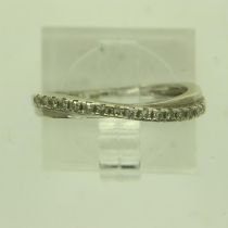 9ct gold crossover ring set with diamonds, size J, 1.7g. UK P&P Group 0 (£6+VAT for the first lot