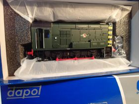 Dapol O gauge 7D-008-009U, class 08 diesel, green, late crest, wasp stripes, un-numbered, boxed as