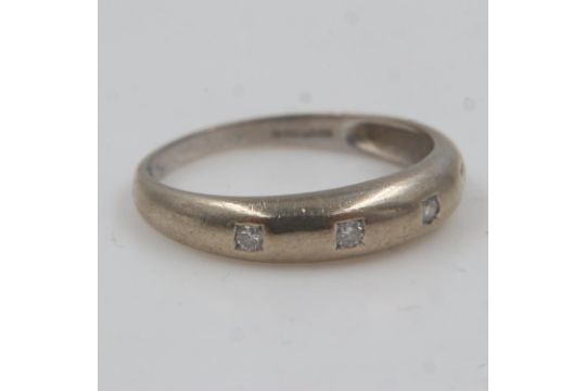 18ct gold ring set with five diamonds, 0.08cts, size L, 2.3g. UK P&P Group 0 (£6+VAT for the first - Image 1 of 2