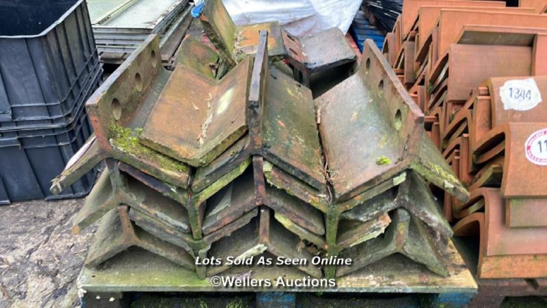 PALLET OF APPROX. 23X DECORATIVE RIDGE TILES, 18.5", 110 ANGLE