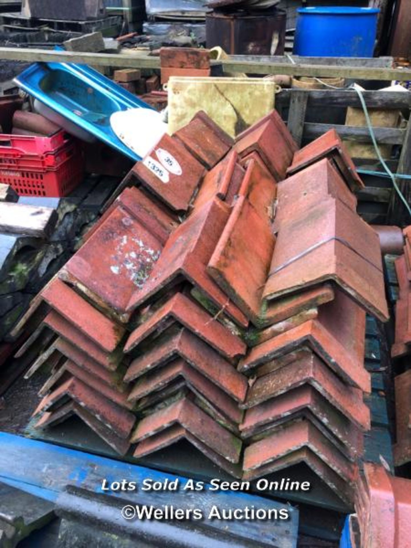 MIXED PALLET OF APPROX. 90X RED RIDGE ROOF TILES, MOSTLY 12", 90 ANGLE