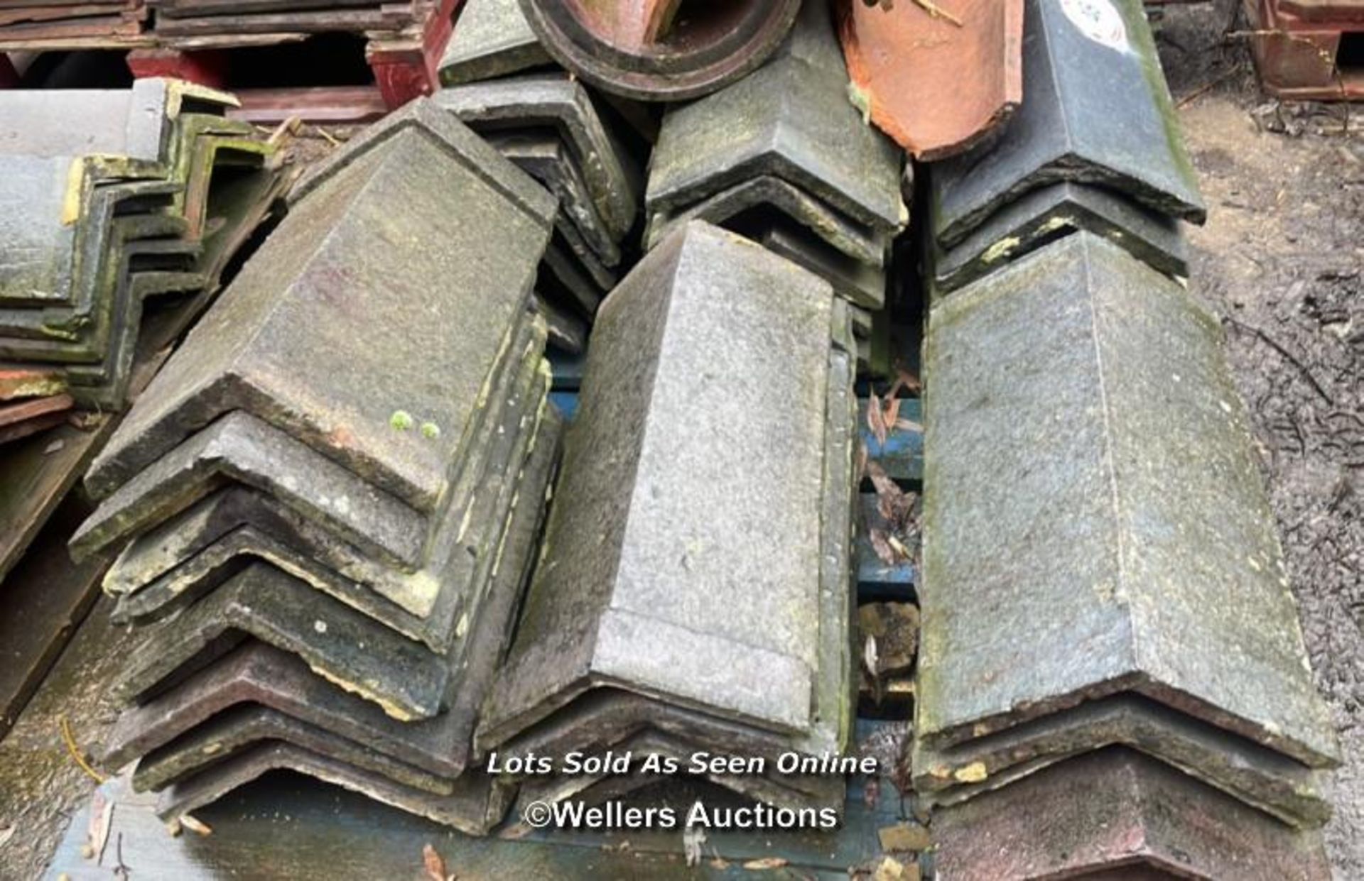 MIXED PALLET OF APPROX. 35X BLUE RIDGE ROOF TILES, MOSTLY 19", 110 ANGLE