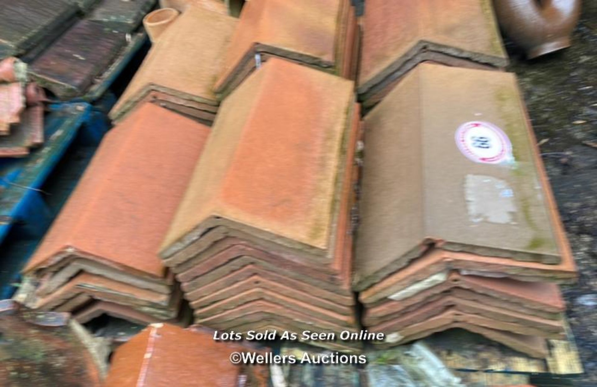 PALLET OF APPROX. 50X 18" RED RIDGE ROOF TILES, 105 ANGLE - Bild 4 aus 4