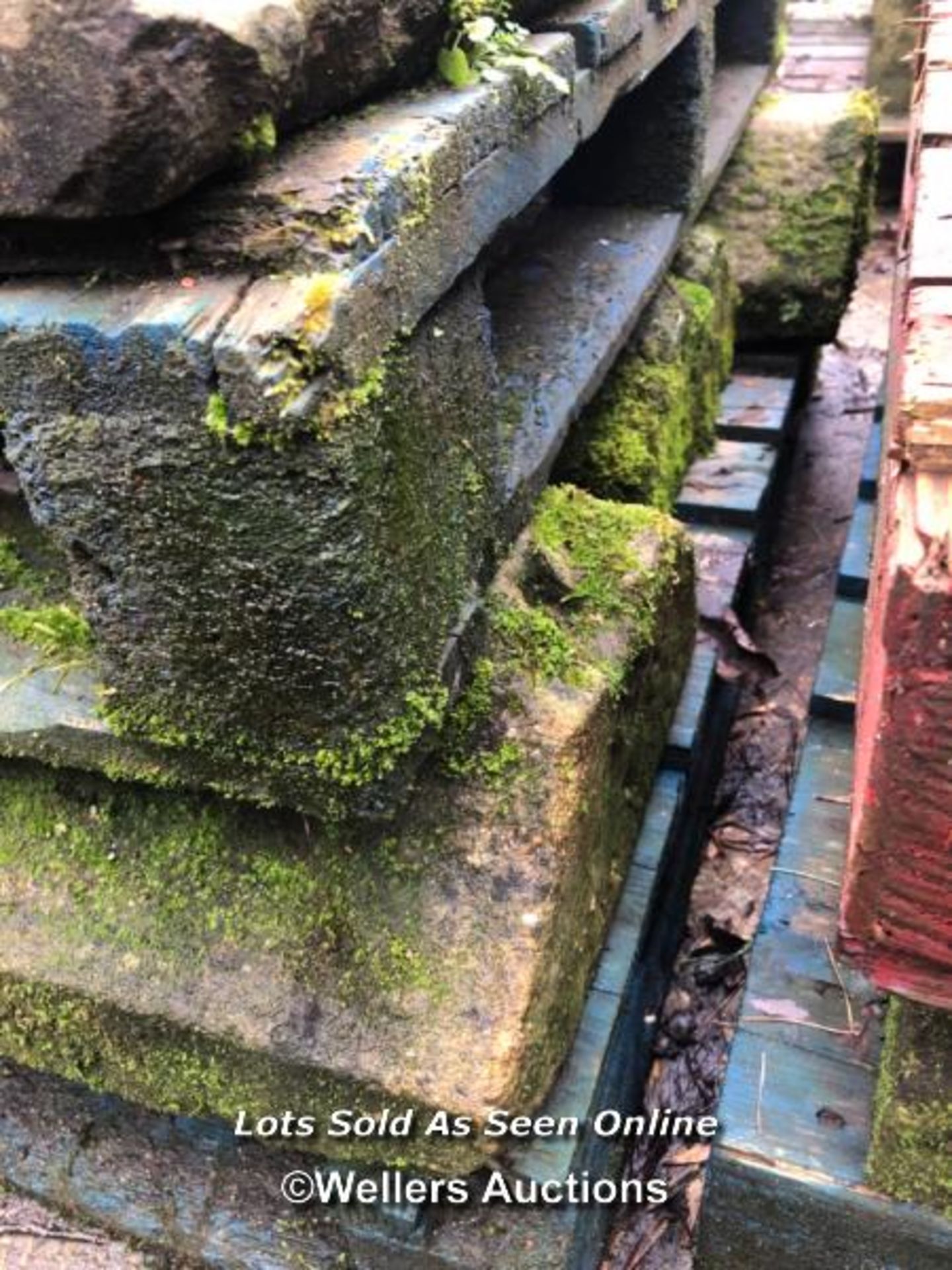 ELEVEN PIECES OF ASSORTED STONE COPING, INCLUDING PART OF AN ARCHWAY, 101CM (L) X 36CM (W) X 15 - Image 4 of 4