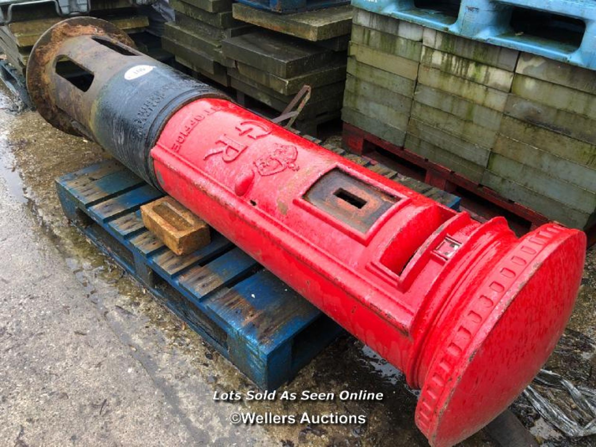 AN ORIGINAL KING GEORGE THE 5TH ROYAL MAIL PILLAR POST BOX, PRODUCED BY THE CARRON COMPANY IN - Image 3 of 10