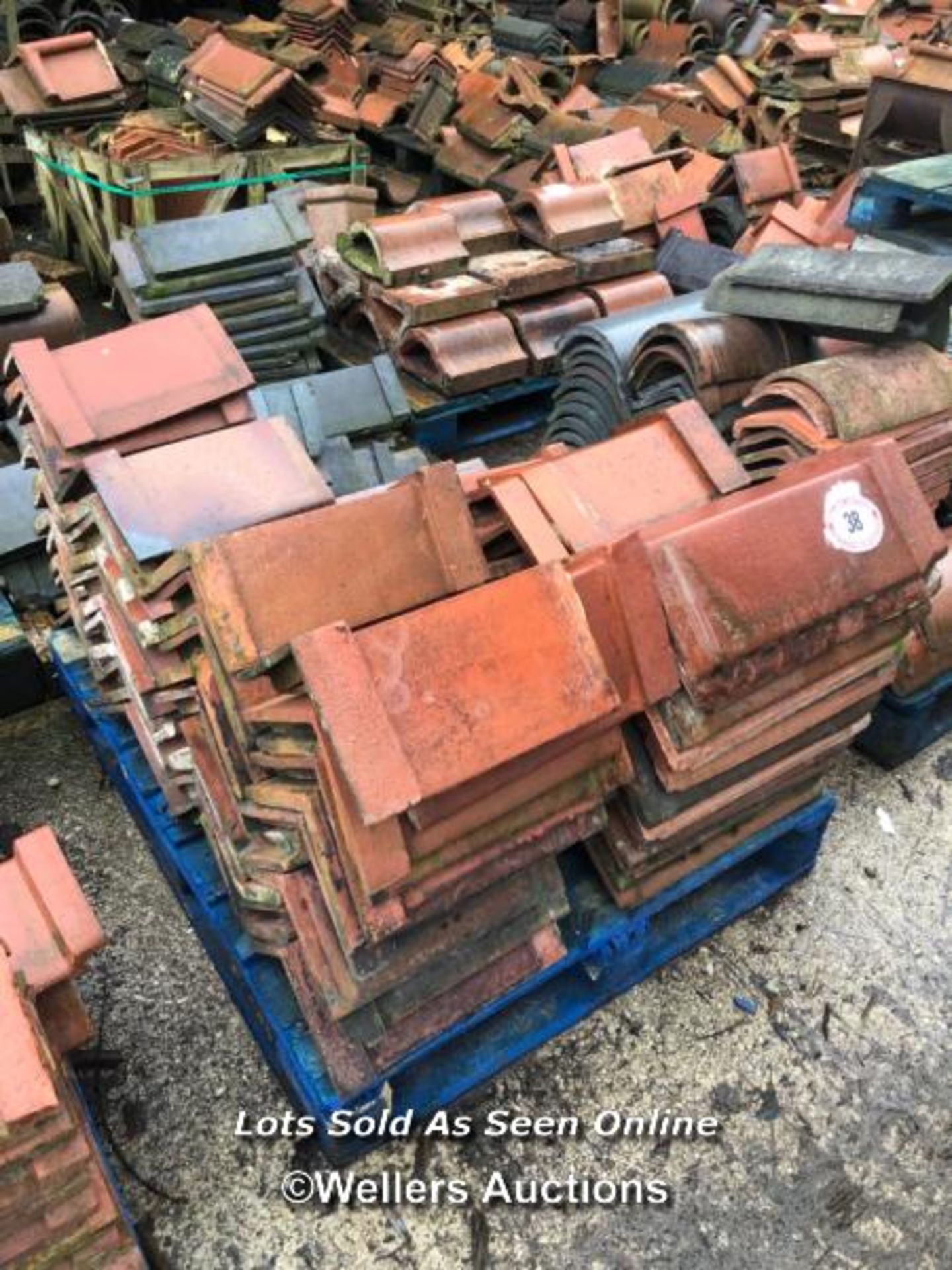 MIXED PALLET OF APPROX. 70X RED RIDGE ROOF TILES, MOSTLY 18", 105 ANGLE