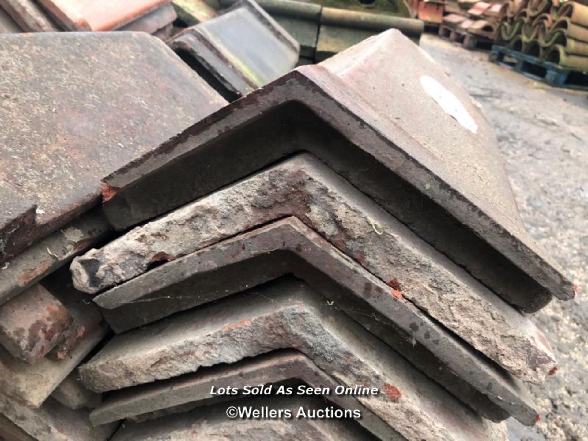 MIXED PALLET OF APPROX. 30X RIDGE ROOF TILES, MOSTLY 18", 110 ANGLE - Image 2 of 2