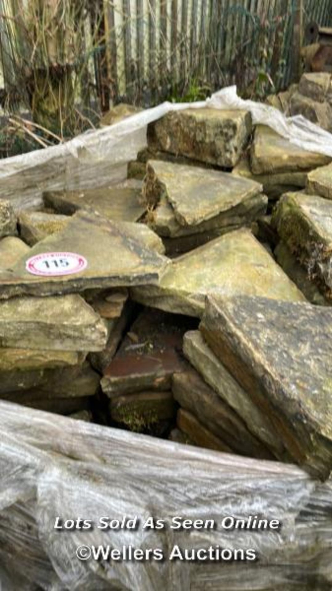 PALLET OF STONE COPING IN TRIANGULAR FORM, WELL OVER 100X PIECES, APPROX. SIZE 30CM (W) X 40CM (W) X - Image 3 of 3
