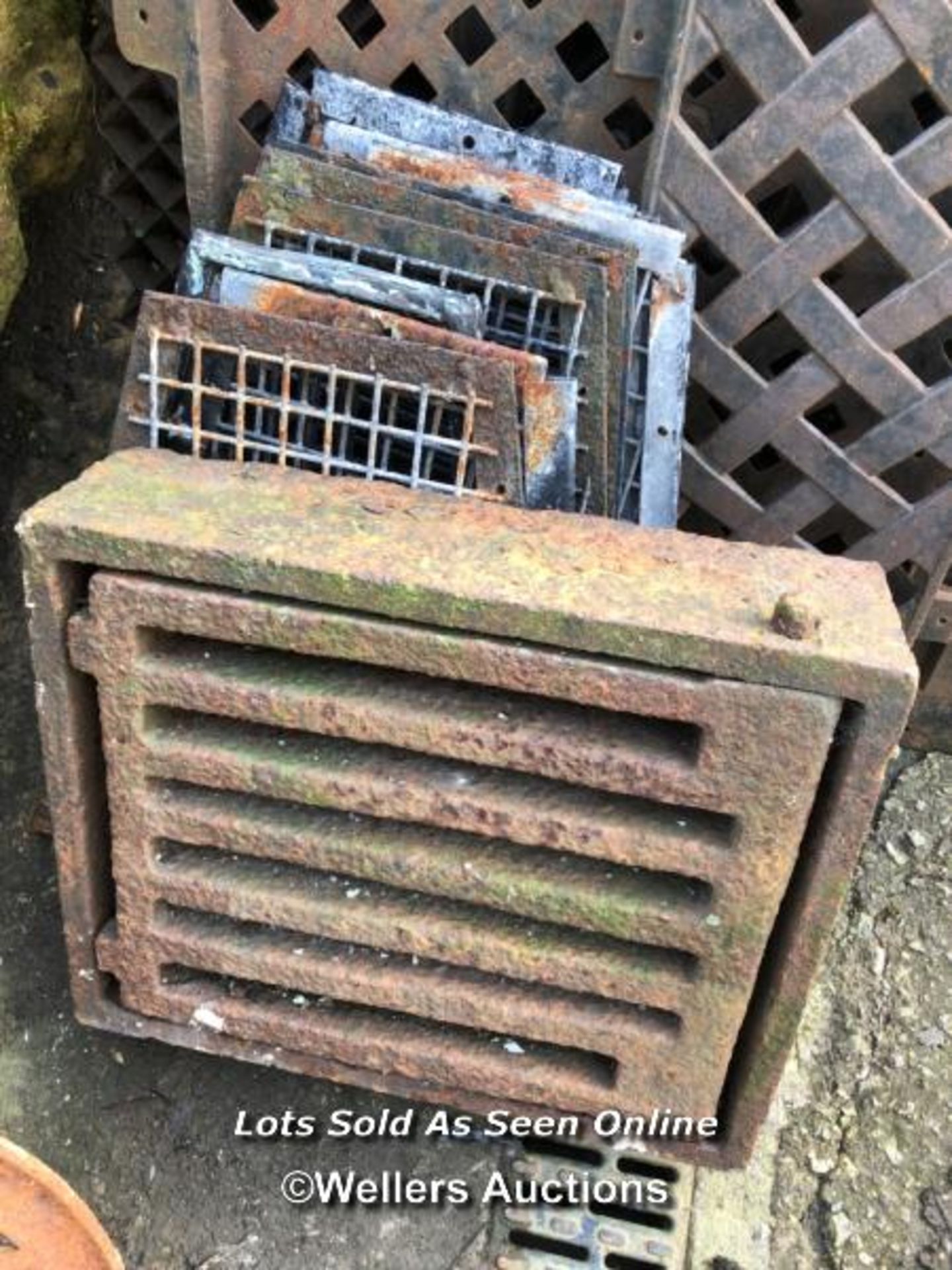 A QUANTITY OF CAST IRON GRATES AND COVERS - Bild 2 aus 2