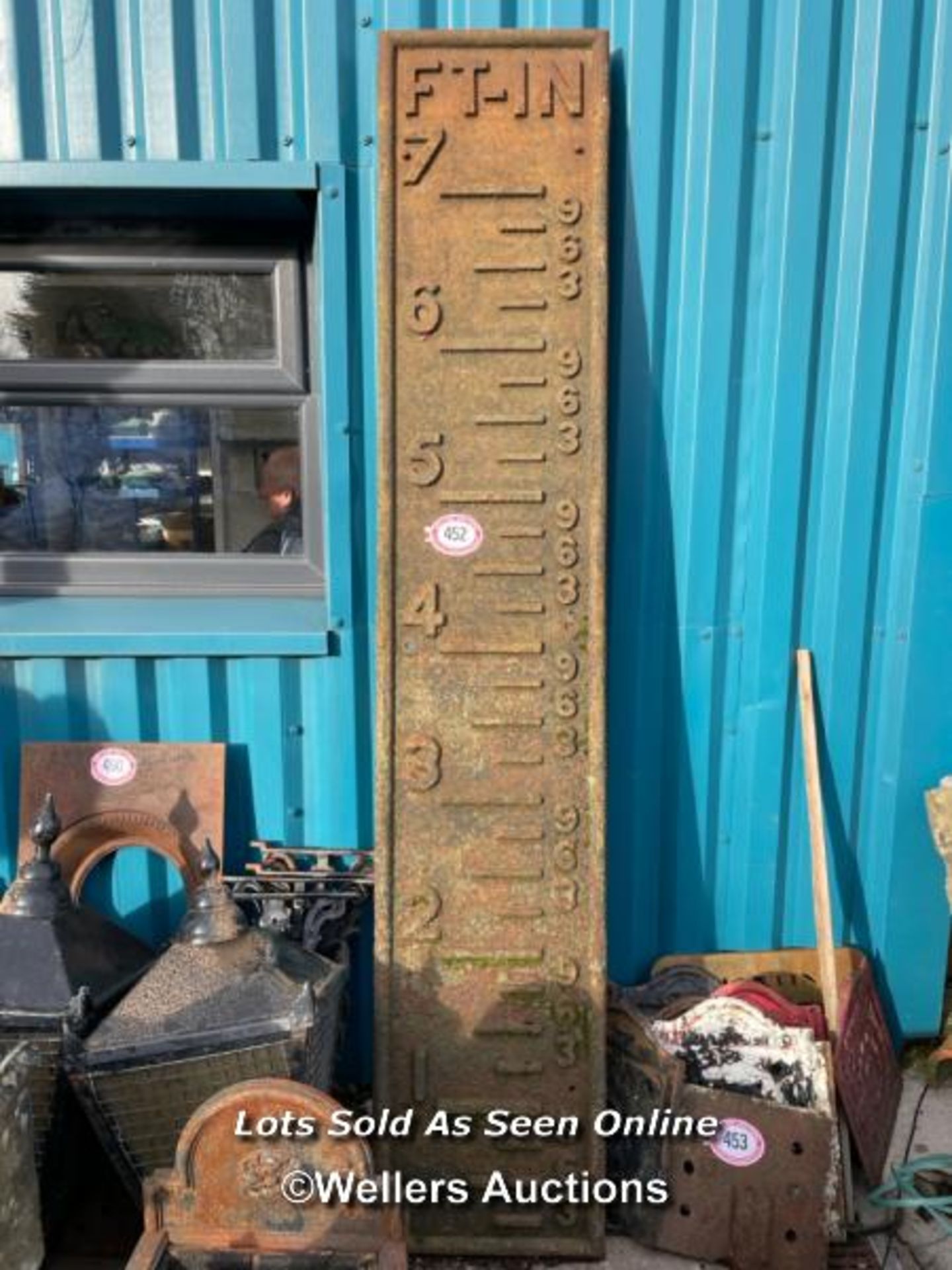 RARE AND VINTAGE CAST IRON WATER DEPTH GUAGE, MEASURING TO 7FT - Image 2 of 5