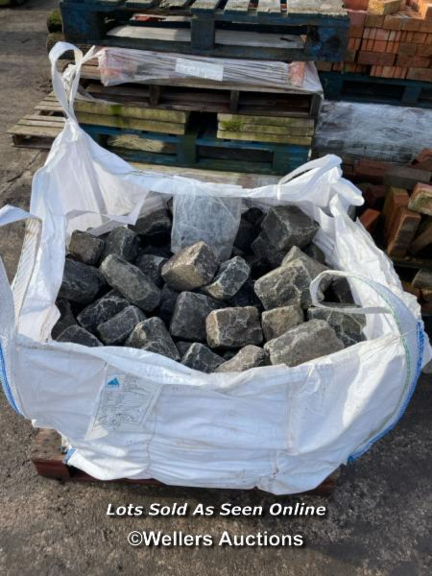 1 TONNE BAG OF GRANITE SETTS, APPROX 3.5 SQUARE METRES WORTH IN EACH BAG - Image 3 of 3