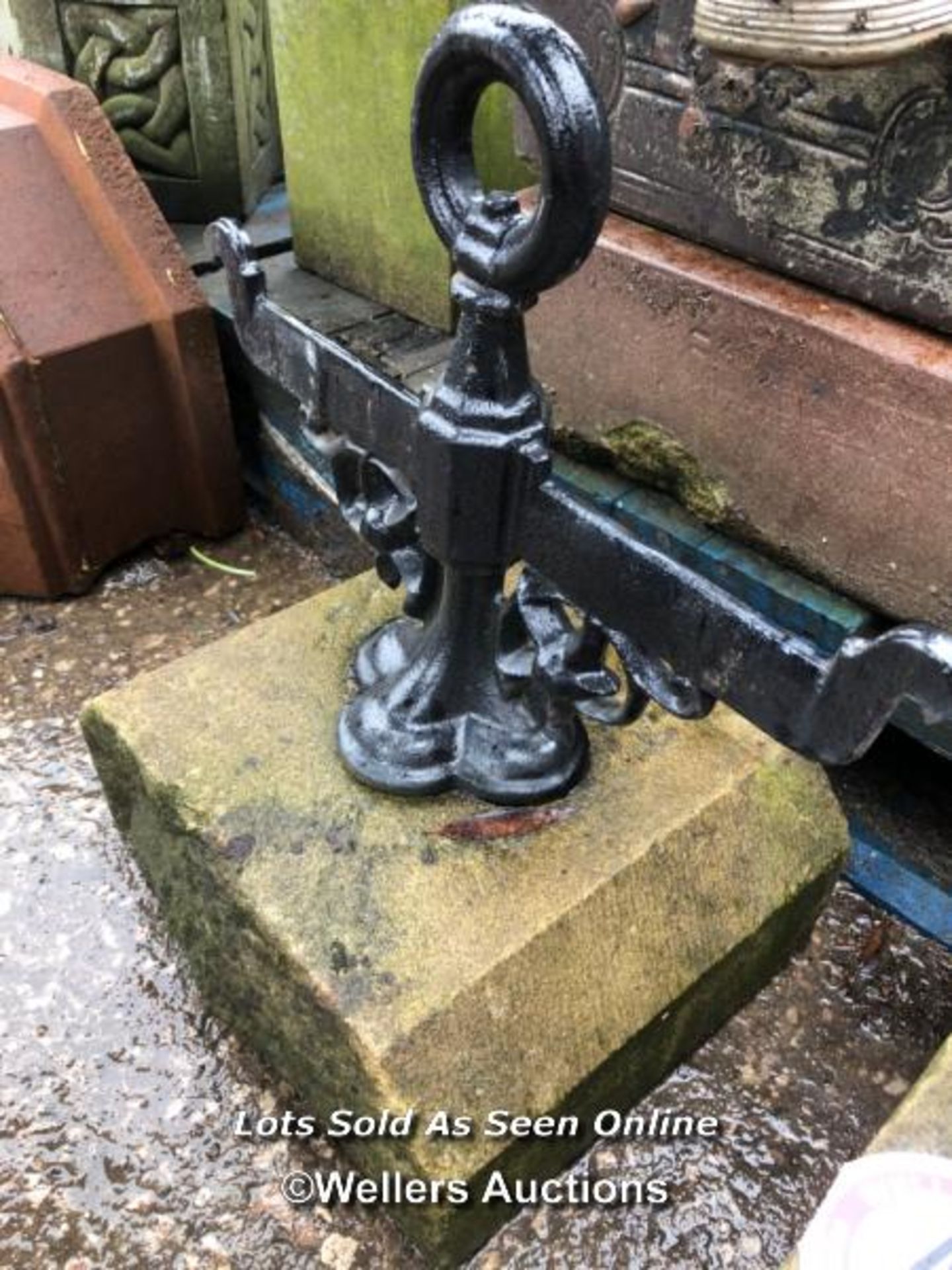 TWO MATCHING CAST IRON FOOT SCRAPERS ON STONE BASES - Bild 6 aus 6