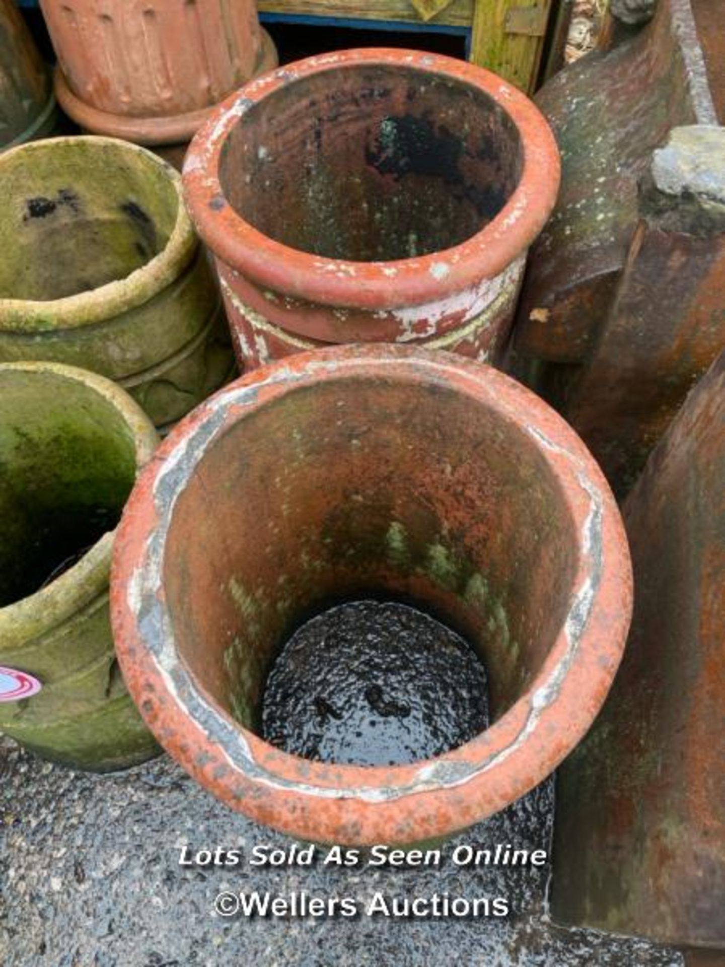 A PAIR OF TERRACOTTA COLUMN STYLE CHIMNEY POTS, 45CM (H) - Image 2 of 2