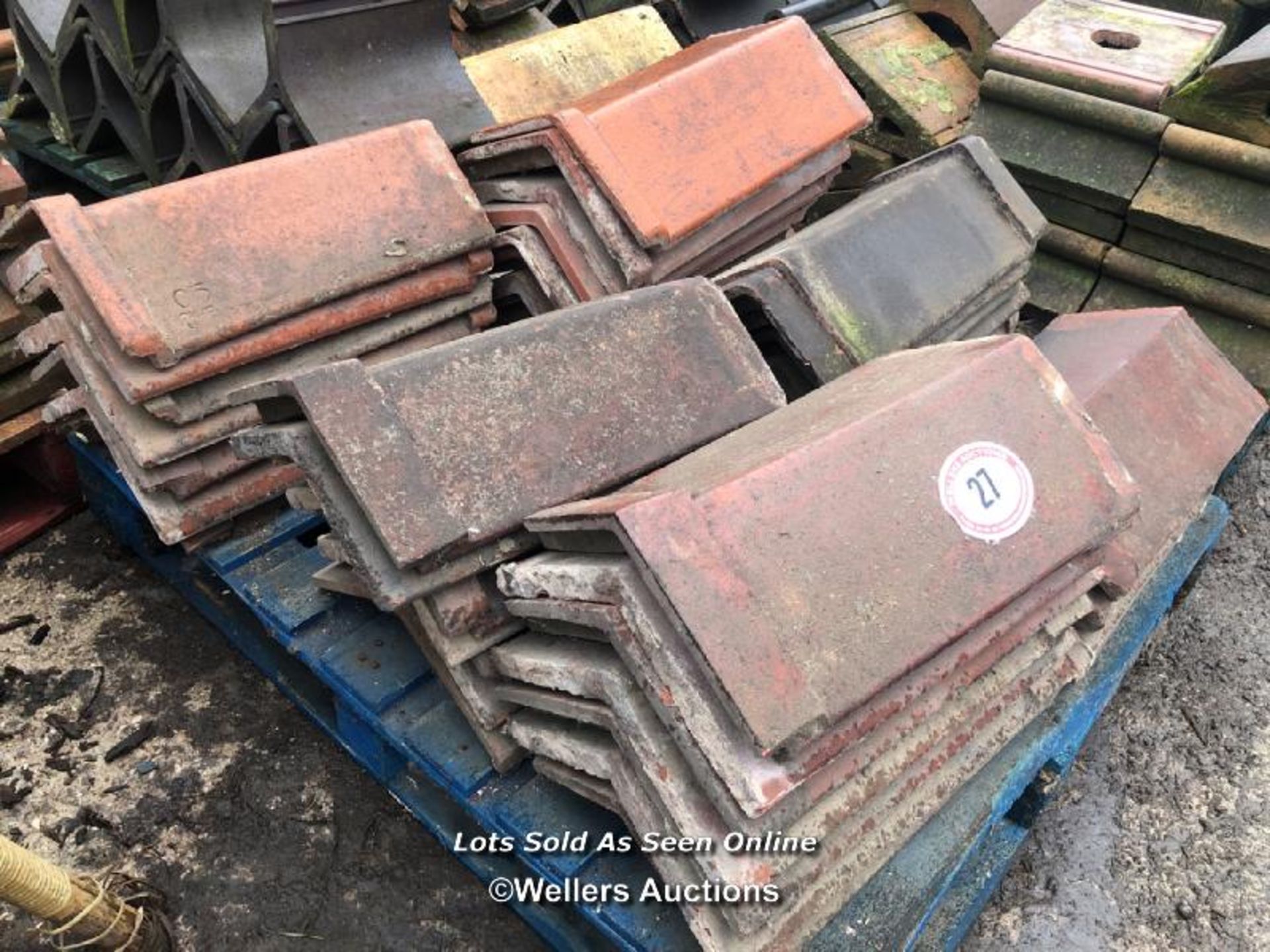 MIXED PALLET OF APPROX. 30X RIDGE ROOF TILES, MOSTLY 18", 110 ANGLE