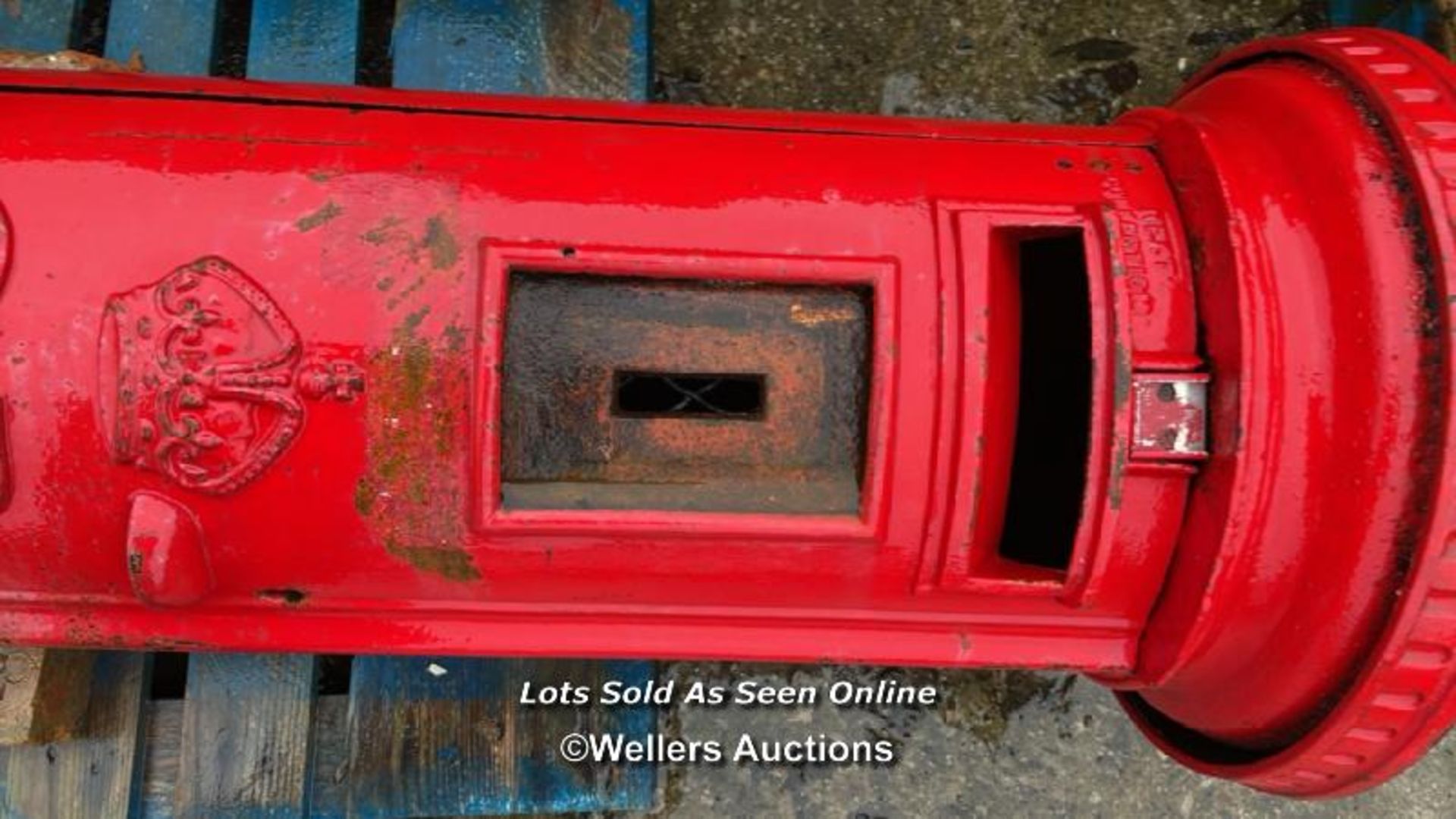 AN ORIGINAL KING GEORGE THE 5TH ROYAL MAIL PILLAR POST BOX, PRODUCED BY THE CARRON COMPANY IN - Image 6 of 10