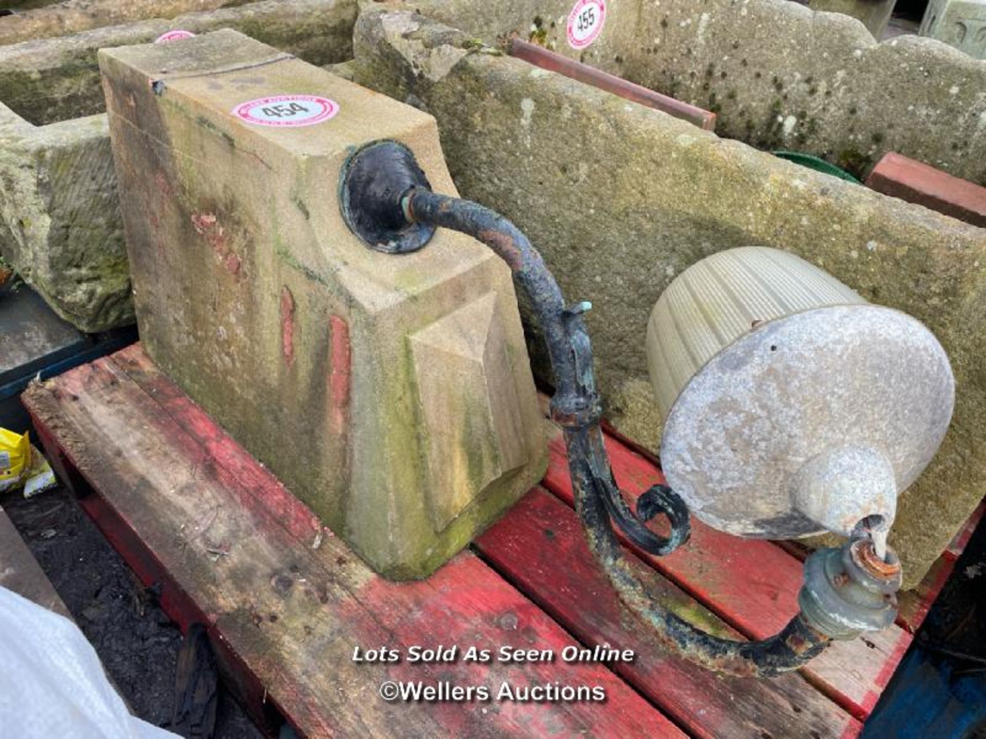 A STONE FEATURE WITH SEMI CIRCULAR LAMP ASSEMBLY - Image 2 of 3