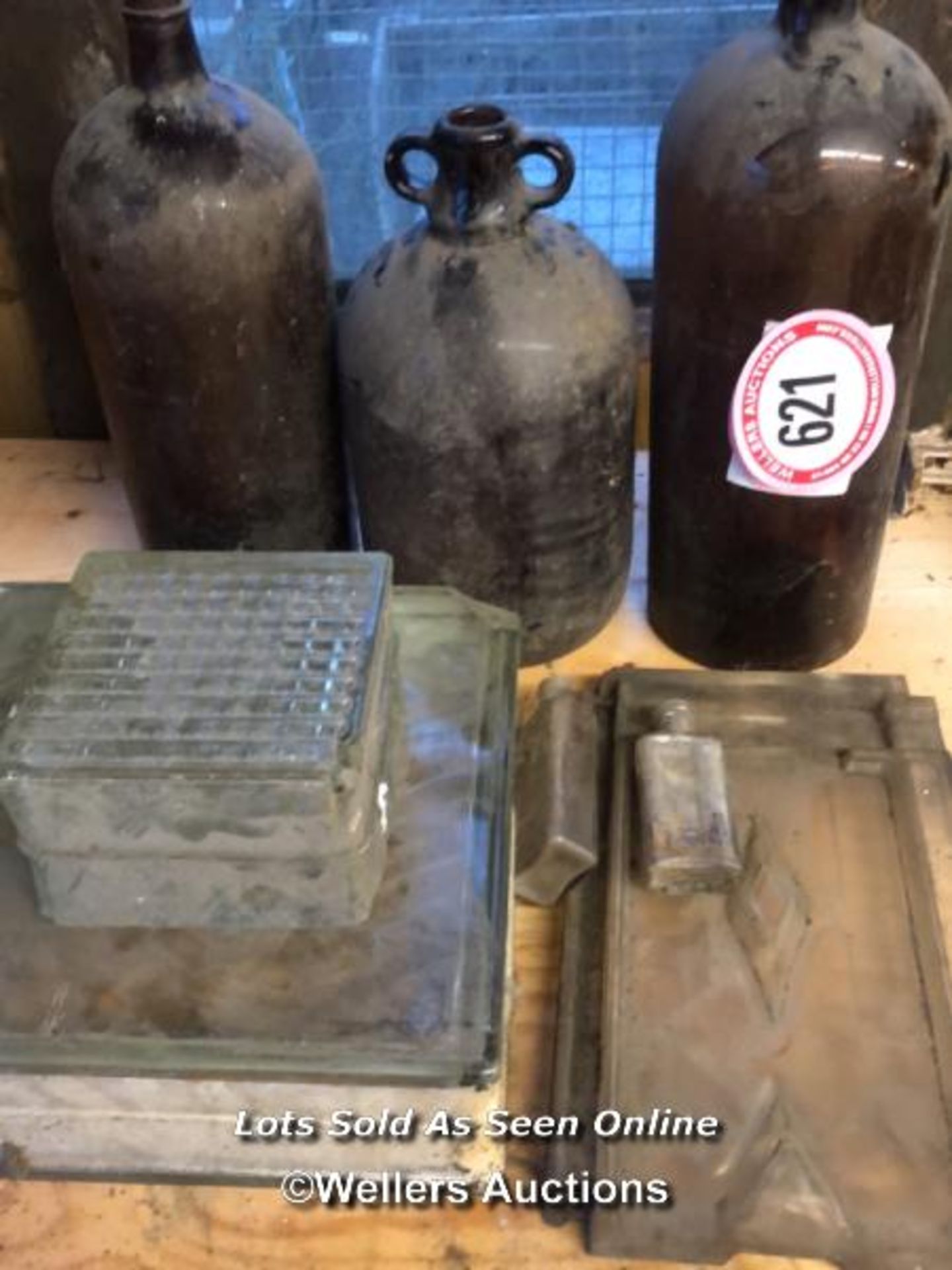 JOB LOT OF CAST IRON AND VINTAGE BOTTLES - Bild 2 aus 3