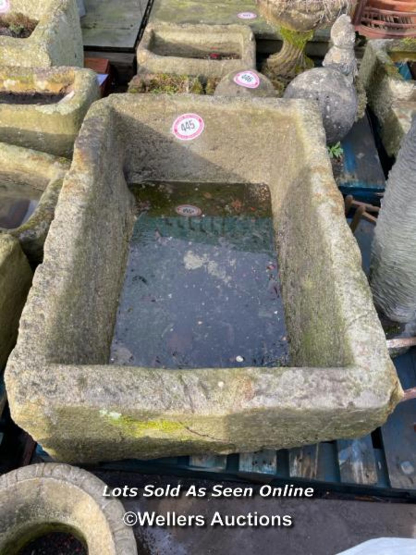 A STONE TROUGH 105CM (L) X 75CM (W) X 44CM (D)