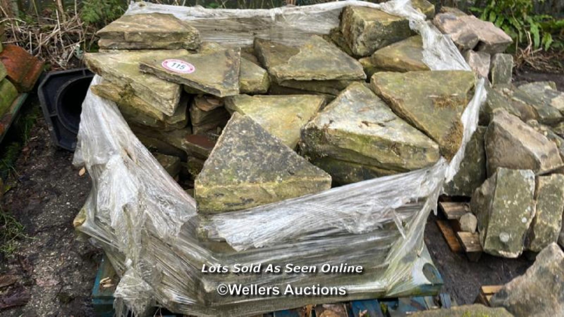 PALLET OF STONE COPING IN TRIANGULAR FORM, WELL OVER 100X PIECES, APPROX. SIZE 30CM (W) X 40CM (W) X