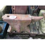 A STEEL ANVIL, 26CM (H) X 64CM (L) X 14CM (D)