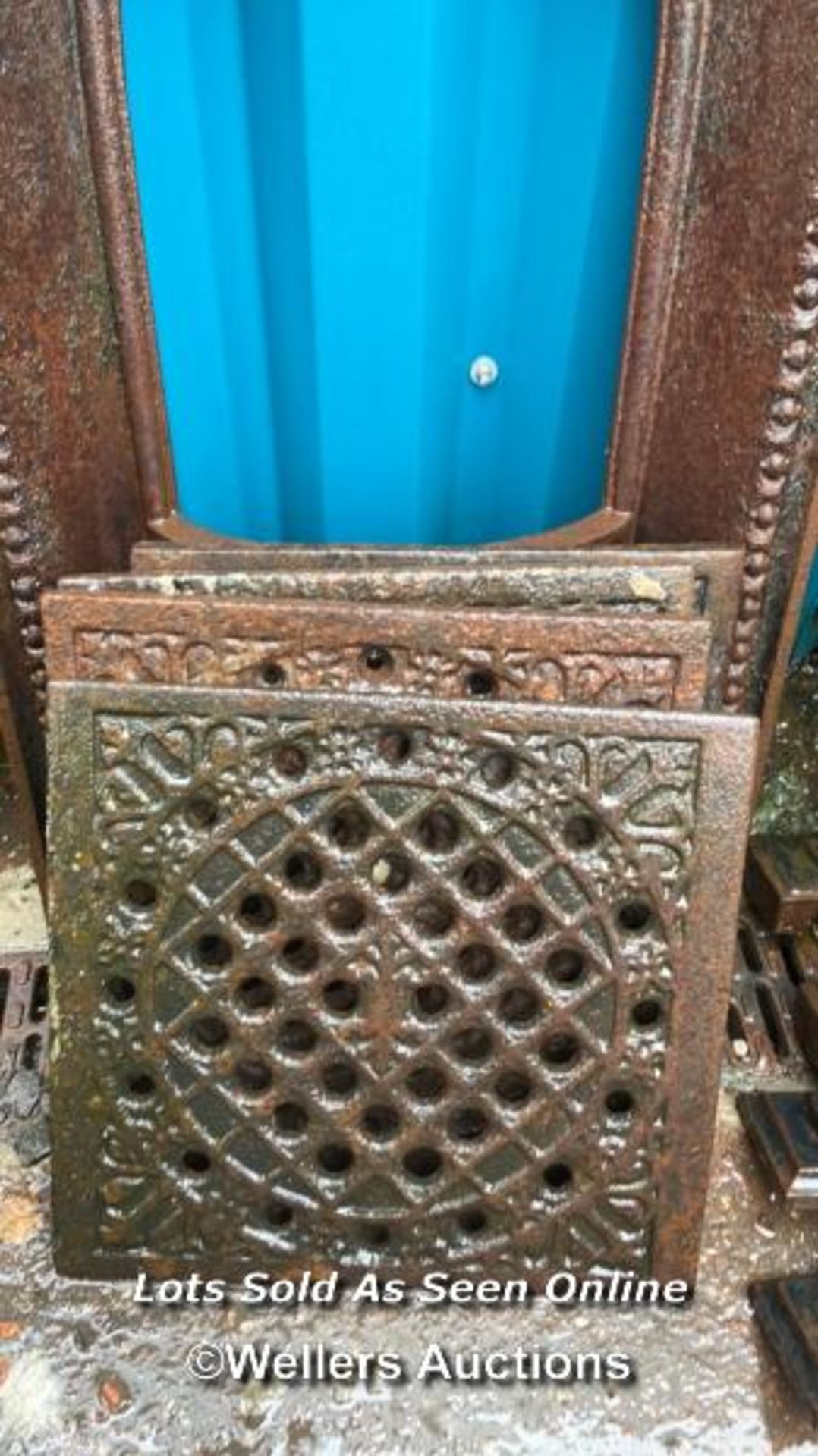 CAST IRON VICTORIAN FIRE SURROUND, 91CM (H) X 47CM (W), PLUS FOUR CAST IRON GRATES - Image 3 of 4