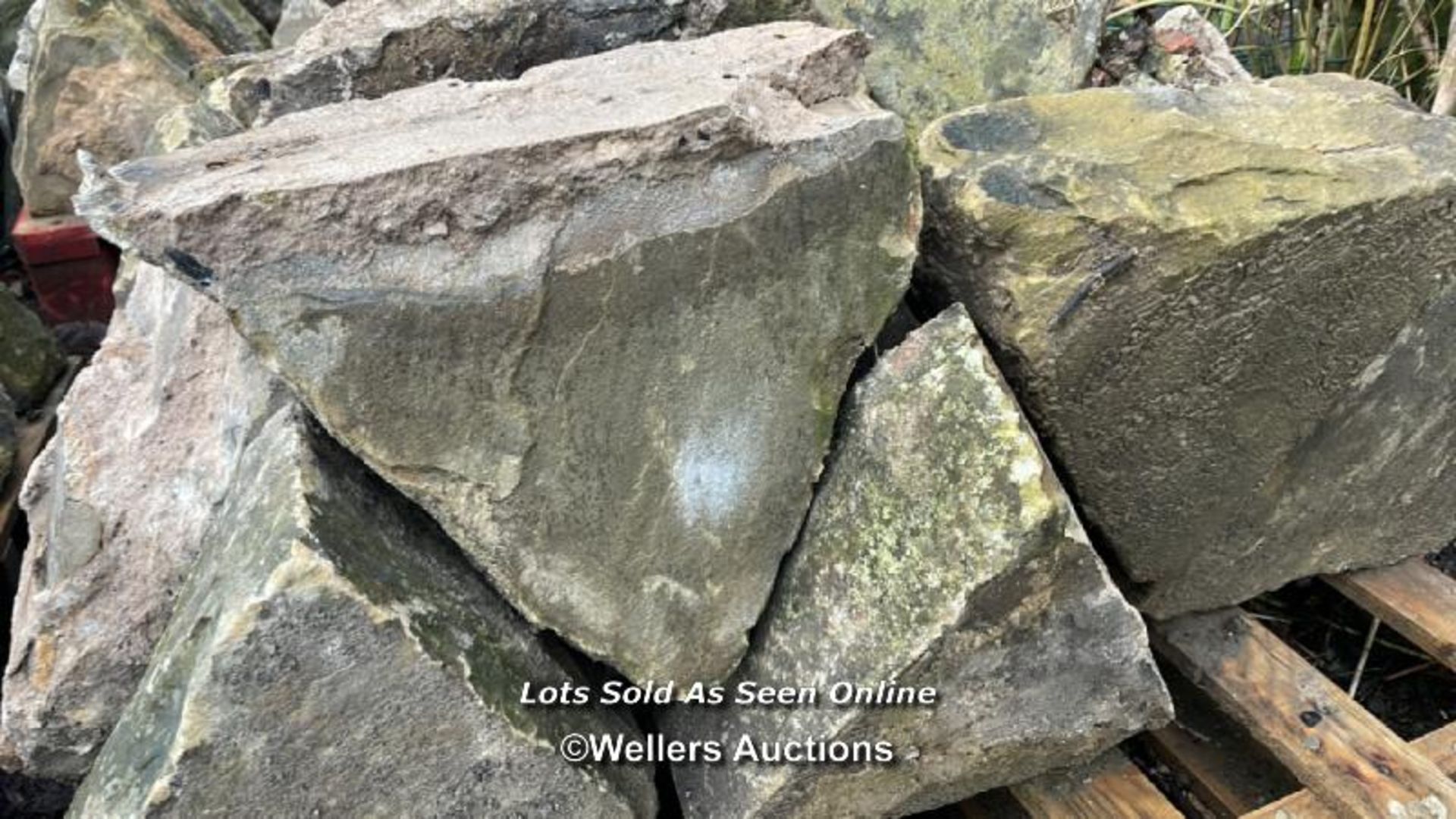 PALLET OF APPROX 19X TRIANGULAR STONE COPING, 30CM (H) X 35CM (W) X 15CM (D) - Image 2 of 4