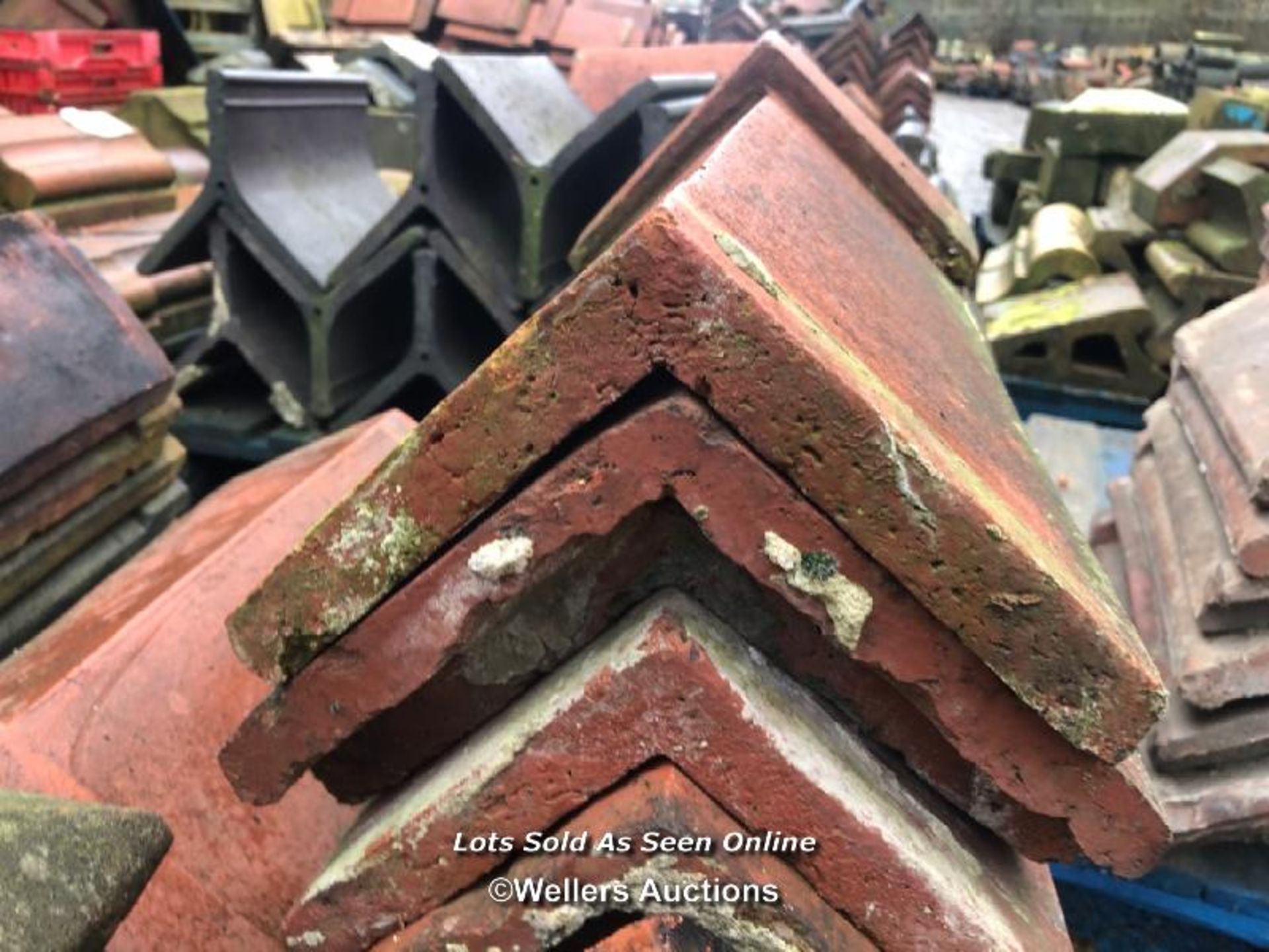 MIXED PALLET OF APPROX. 40X MIXED RIDGE TILES, MOSTLY 18", 90 ANGLE - Image 2 of 2