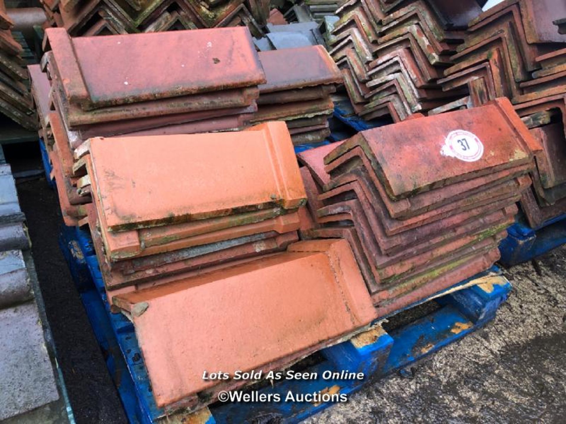 PALLET OF APPROX. 35X ASSORTED RED RIDGE ROOF TILES, 100 ANGLE
