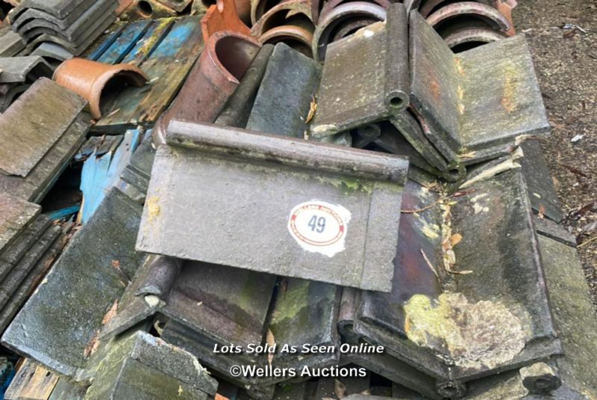 MIXED PALLET OF APPROX. 18X BLUE ROLL TOP RIDGE TILES, MOSTLY 17", 110 ANGLE