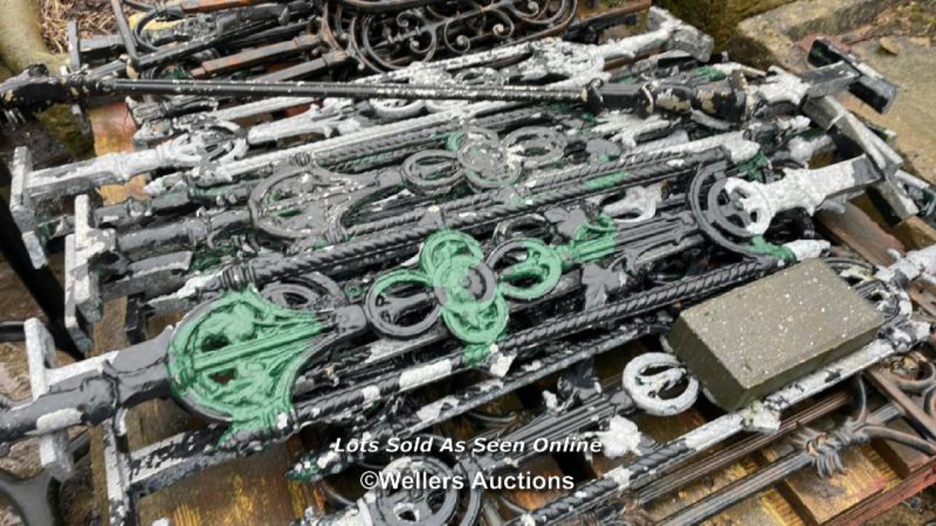 A LARGE QUANTITY OF CAST IRON BANNISTER SUPPORTS - Image 3 of 4