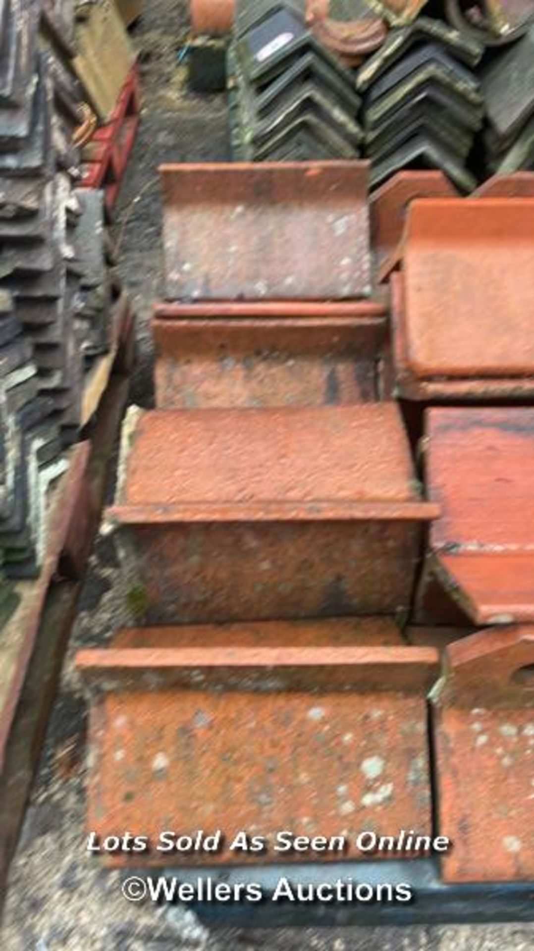 MIXED PALLET OF APPROX. 20X ASSORTED DECORATIVE RIDGE TILES, MOSTLY 14", 110 ANGLE - Image 4 of 4