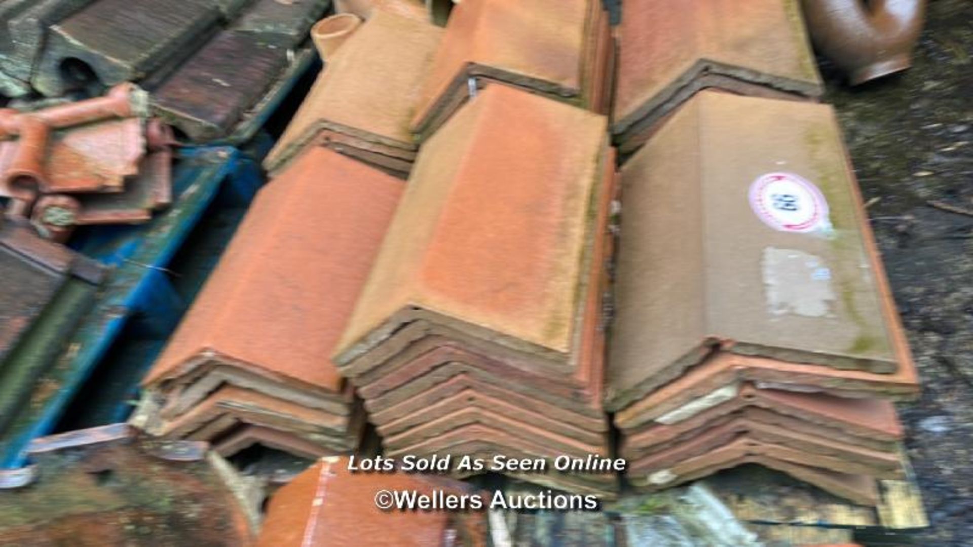 PALLET OF APPROX. 50X 18" RED RIDGE ROOF TILES, 105 ANGLE - Bild 2 aus 4