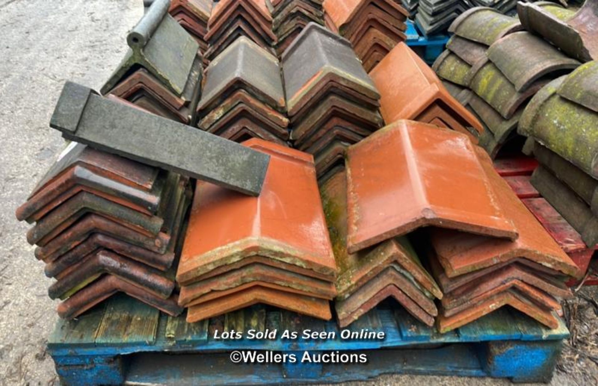 MIXED PALLET OF APPROX. 55X RED RIDGE TILES, MOSTLY 19", 140 ANGLE