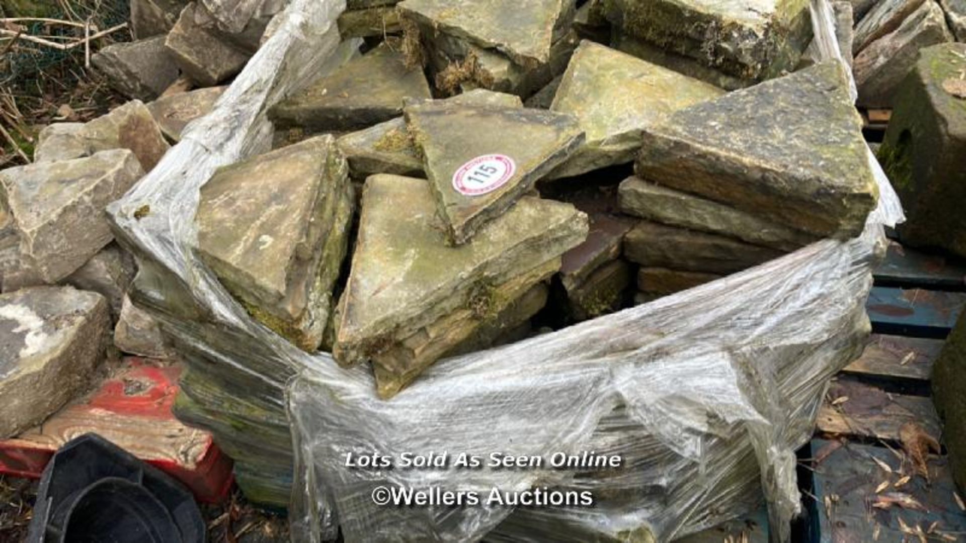 PALLET OF STONE COPING IN TRIANGULAR FORM, WELL OVER 100X PIECES, APPROX. SIZE 30CM (W) X 40CM (W) X - Image 2 of 3