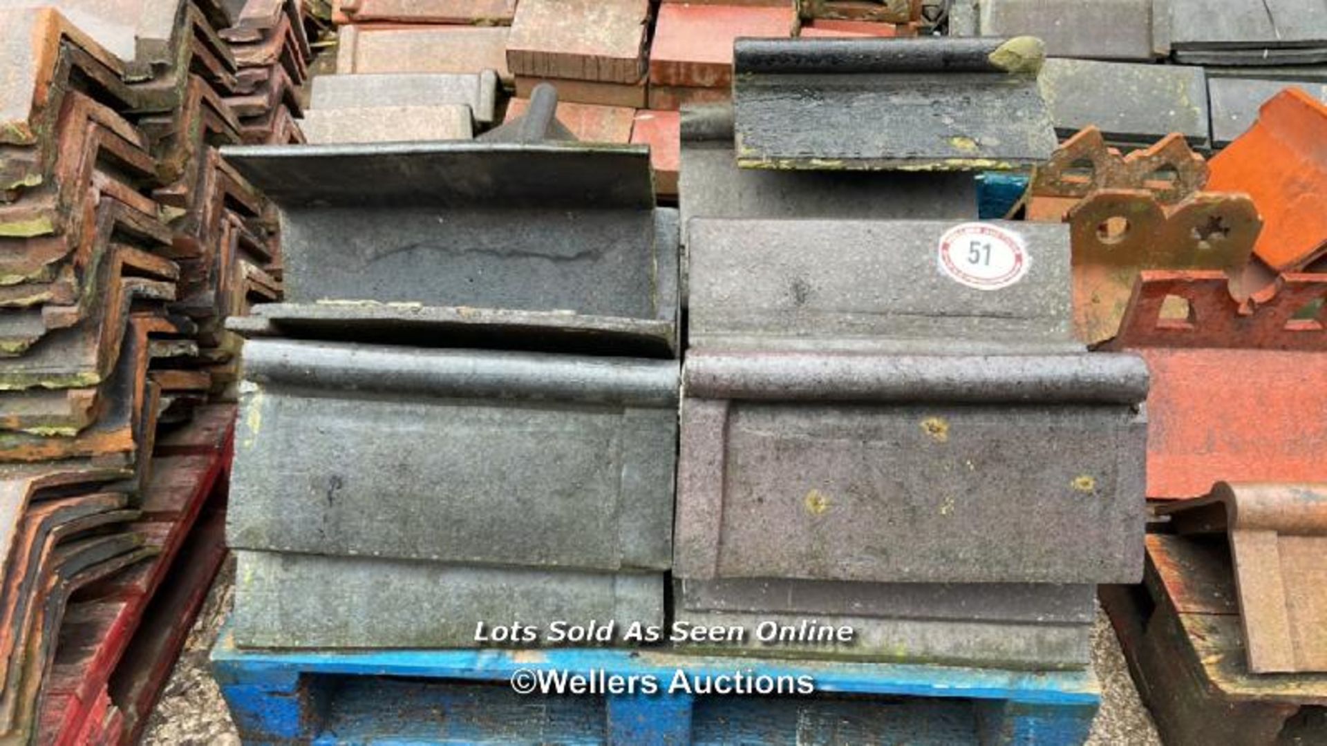 MIXED PALLET OF APPROX. 20X BLUE ROLL TOP RIDGE TILES, MOSTLY 18", 90 ANGLE - Image 2 of 4