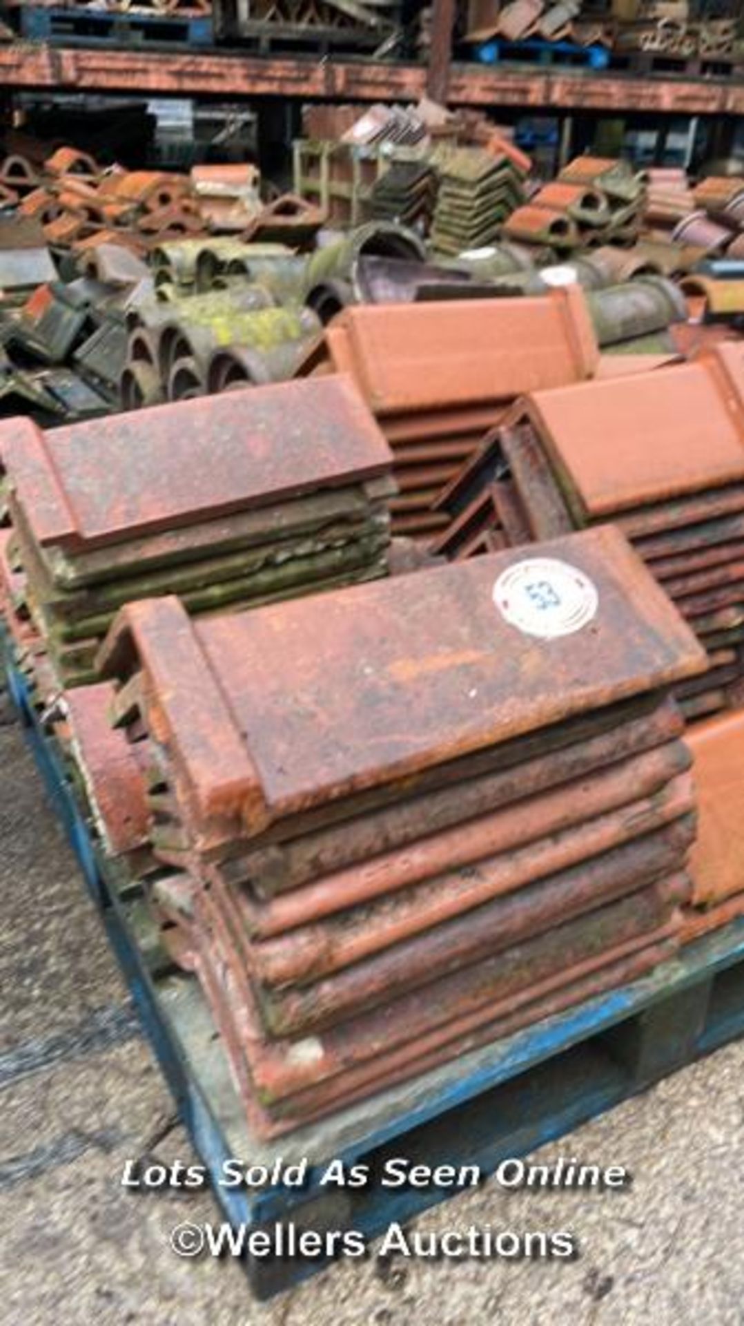 MIXED PALLET OF APPROX. 45X RED ROOF RIDGE TILES, MOSTLY 20", 110 ANGLE - Bild 2 aus 3
