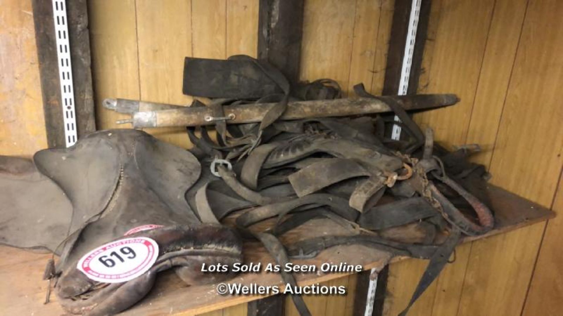 SHELF OF ASSORTED VINTAGE HORSE SADDLERY