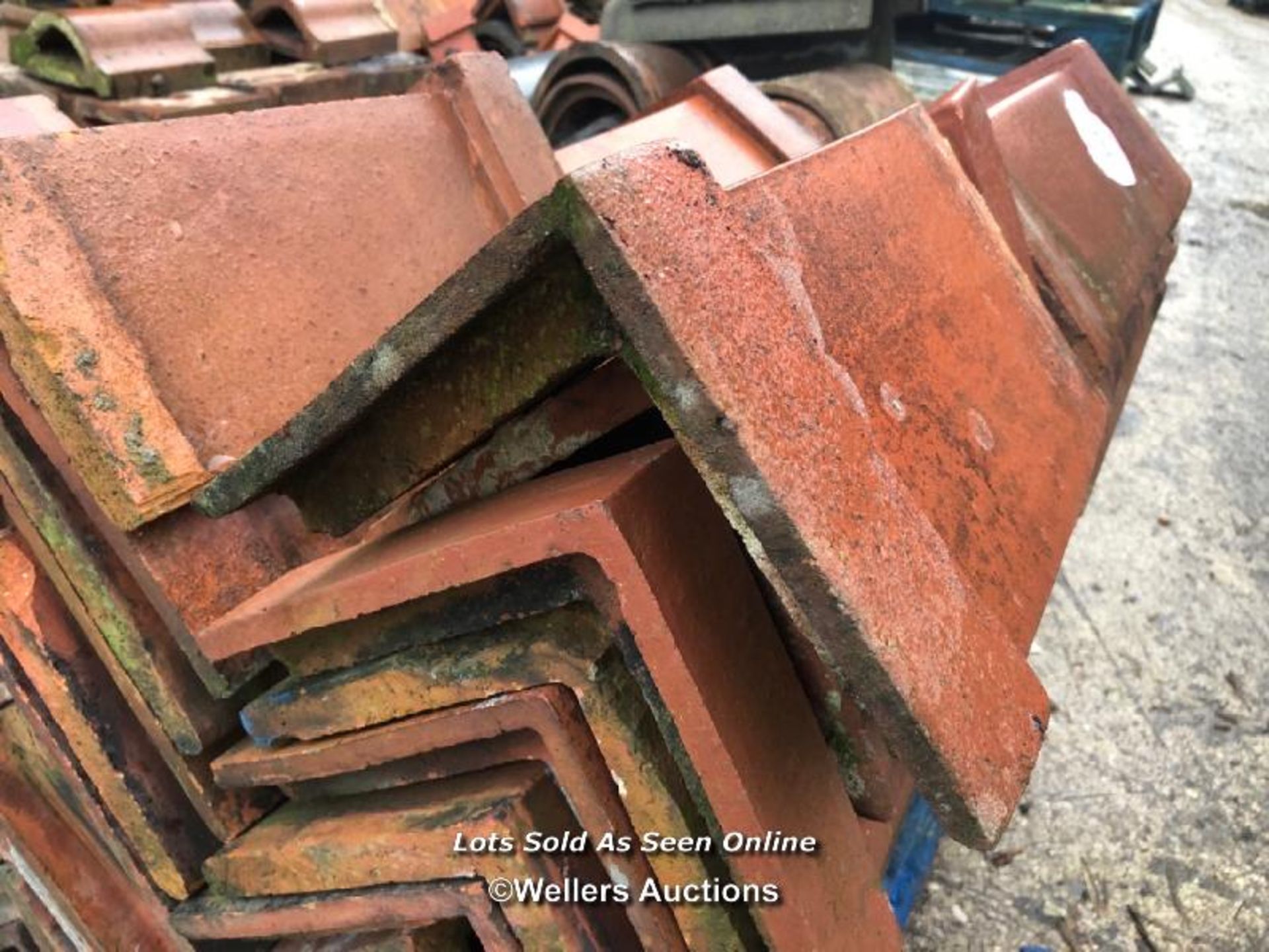 MIXED PALLET OF APPROX. 70X RED RIDGE ROOF TILES, MOSTLY 18", 105 ANGLE - Image 2 of 2