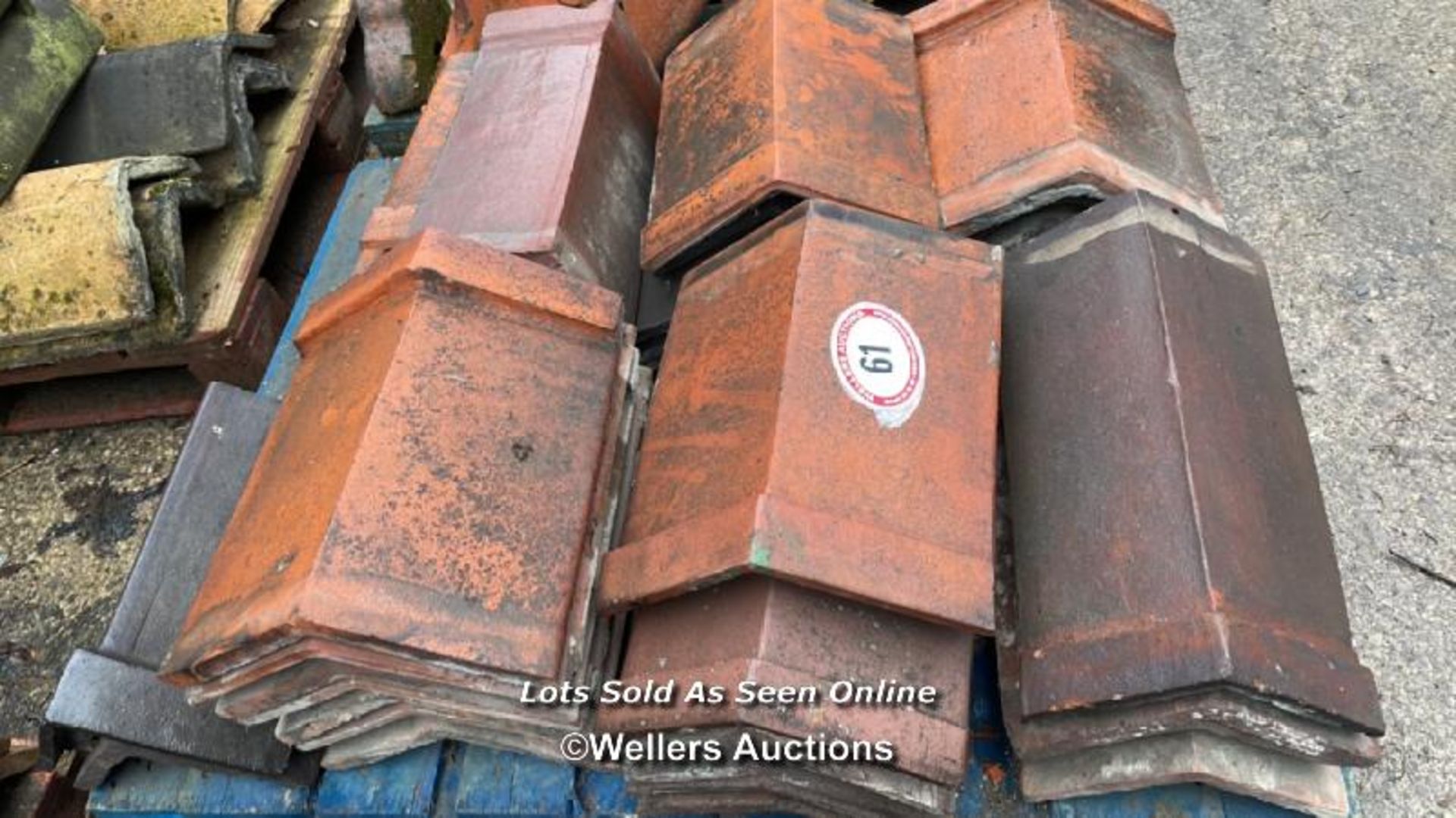 MIXED PALLET OF APPROX. 30X RED ROOF TILES, MOSTLY 12.5", 110 ANGLE - Image 2 of 2