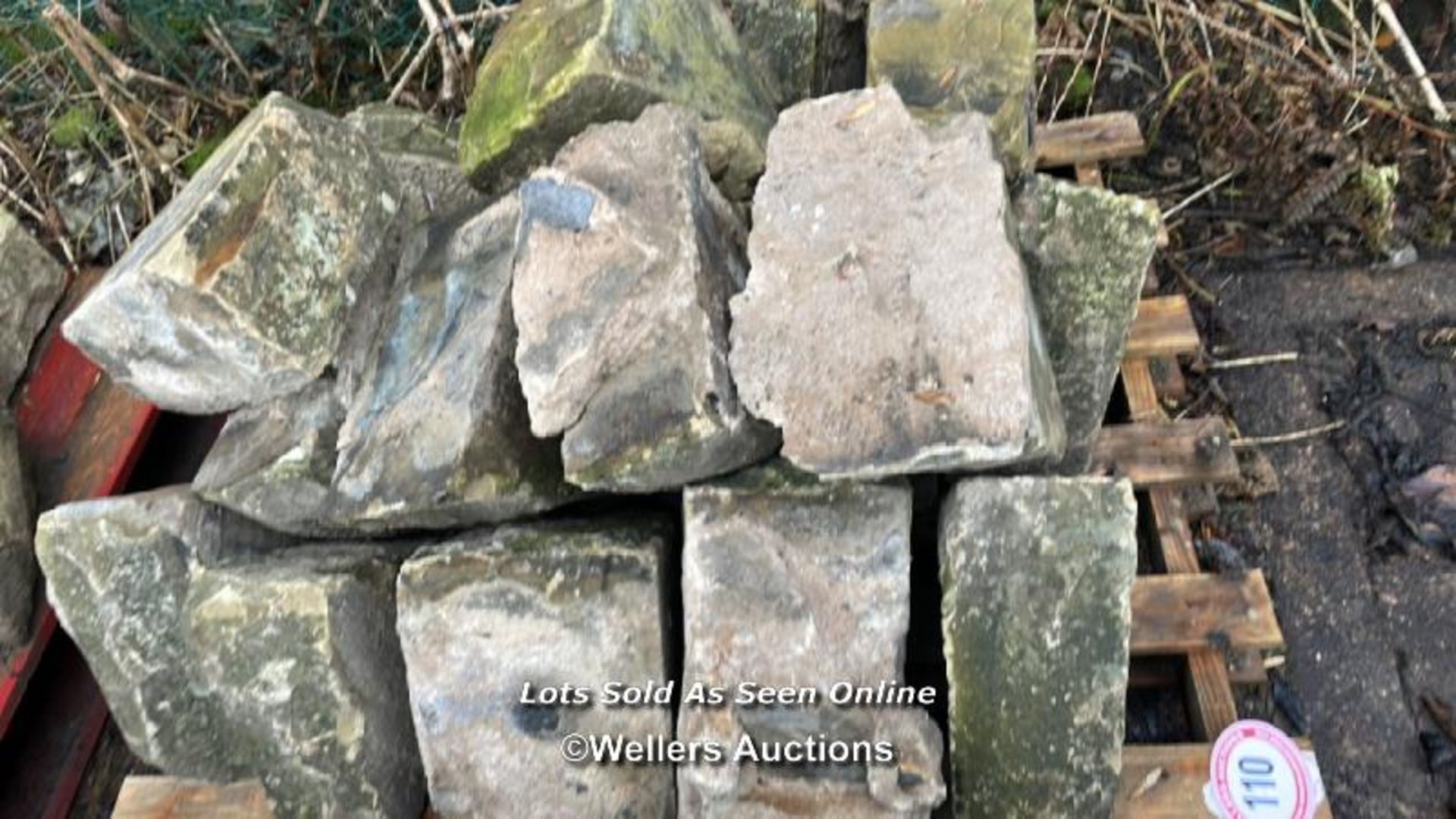 PALLET OF APPROX 19X TRIANGULAR STONE COPING, 30CM (H) X 35CM (W) X 15CM (D) - Image 3 of 4
