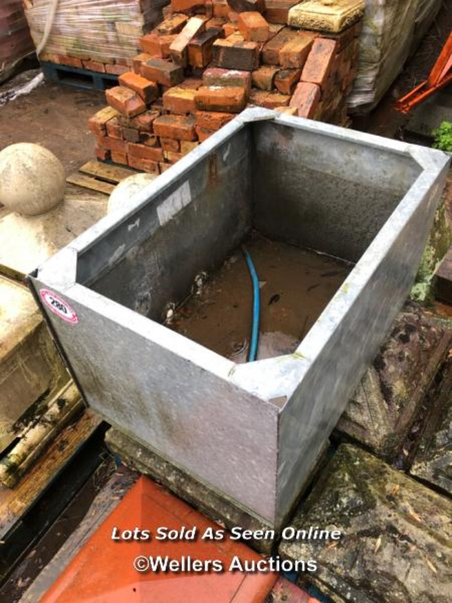 GALVANISED STEEL TROUGH , 51CM (H) X 61CM (W) X 89CM (L) - Bild 2 aus 2