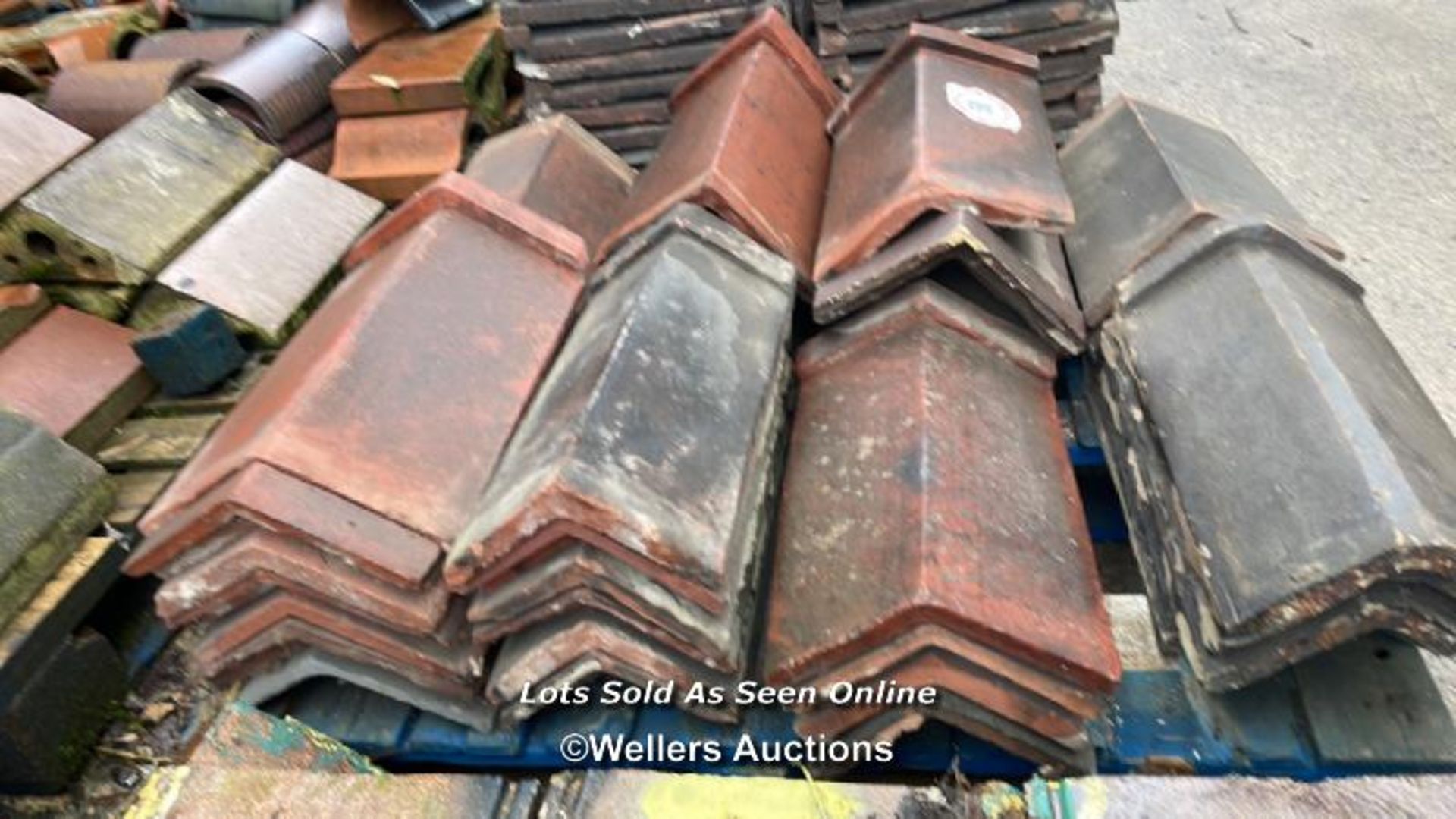 MIXED PALLET OF APPROX. 34X RED RIDGE ROOF TILES, MOSTLY 17", 90 ANGLE - Bild 2 aus 2