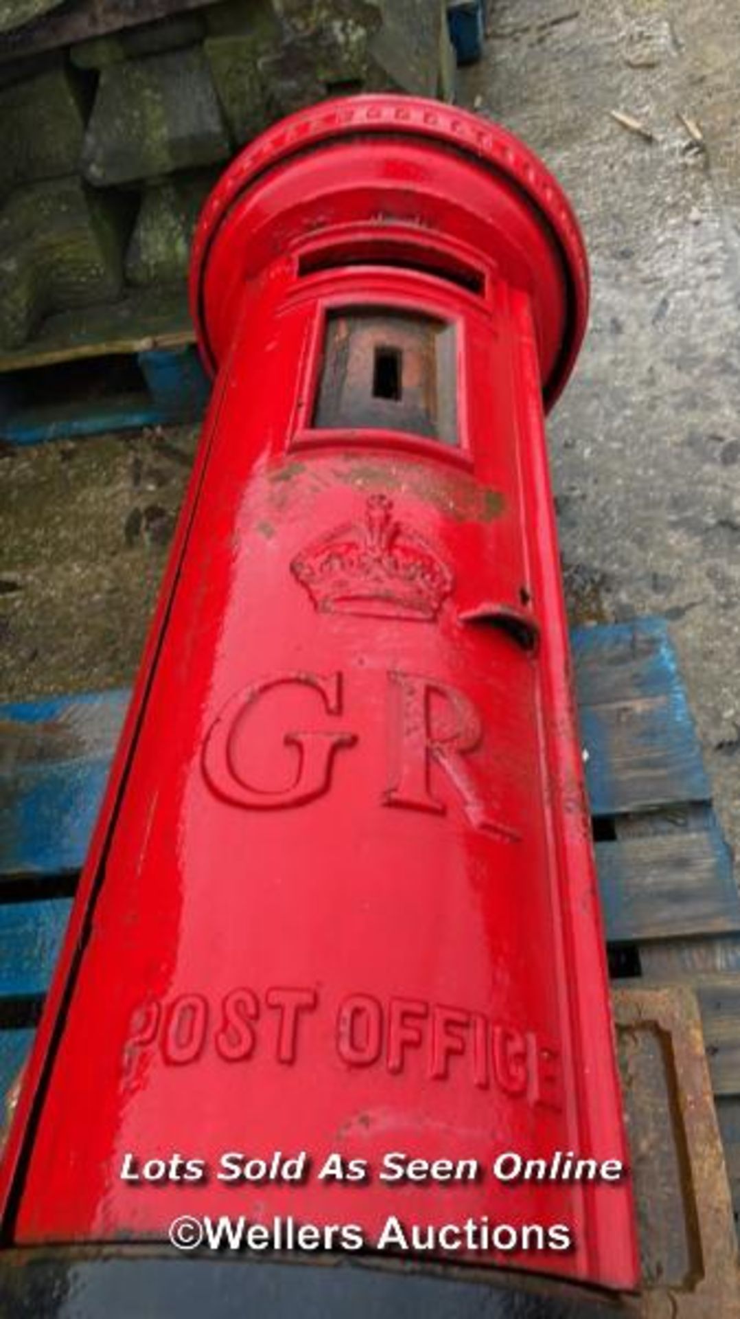 AN ORIGINAL KING GEORGE THE 5TH ROYAL MAIL PILLAR POST BOX, PRODUCED BY THE CARRON COMPANY IN - Image 5 of 10