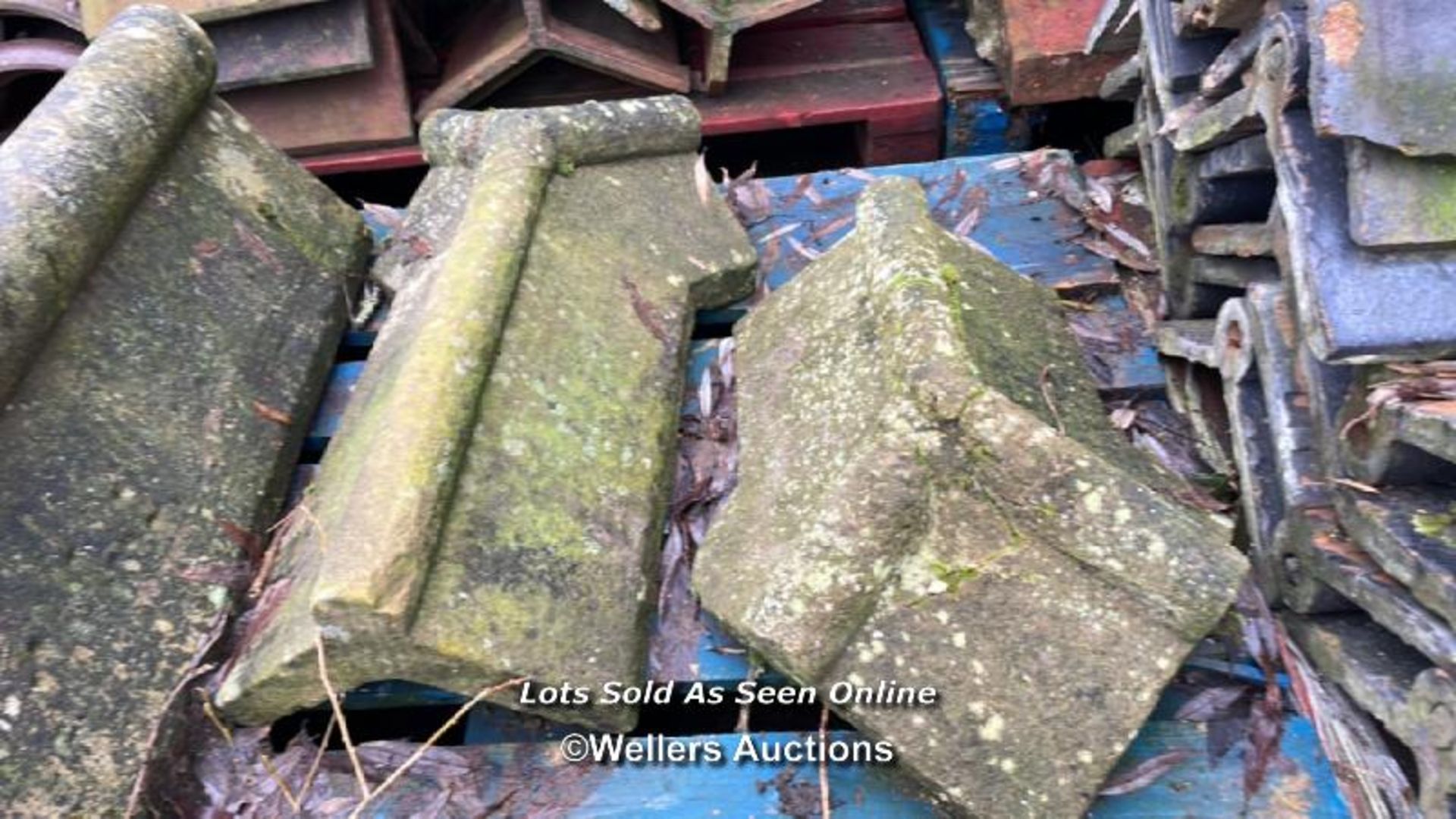 FOUR ASSORTED DECORATIVE STONE ROOF FINIALS, LARGEST 33CM (L) X 11CM (H) - Image 3 of 4